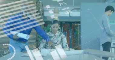 Ofisteki üç boyutlu model üzerinde tartışan çeşitli mimarlar üzerinde bilgi arayüzü animasyonu. Dijital bileşik, çoklu pozlama, rapor, iş, planlama, meslek ve takım çalışması kavramı.