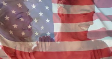 Yazın, beyaz dostların plajda bayrak sallaması. Usa, Amerikan vatanseverliği, ulusal bayrak ve yaşam tarzı konsepti dijital olarak oluşturulmuş video.