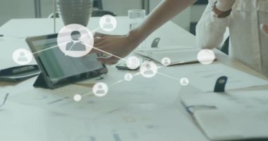 Ofisteki dijital tabletle ilgili raporları analiz eden çeşitli iş arkadaşları üzerinde bağlantılı simgelerin canlandırılması. Dijital bileşik, çoklu pozlama, iletişim, planlama, takım çalışması ve teknoloji kavramı.