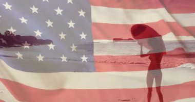 Yazın, beyaz bir kadının plajda bayrak sallaması. Usa, Amerikan vatanseverliği, ulusal bayrak ve yaşam tarzı konsepti dijital olarak oluşturulmuş video.