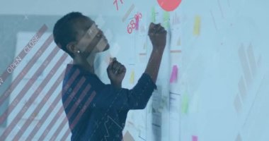 Afrika kökenli Amerikalı bir kadının beyaz tahtaya rapor çizmesi üzerine bilgi arayüzü animasyonu. Dijital bileşik, çoklu pozlama, iş, ilerleme, büyüme ve küresel konsept.