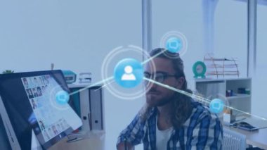 Ofis üzerindeki simgelerle bağlantı ağının animasyonu. Küresel iş, hesaplama, ağlar, dijital arayüz ve dijital olarak oluşturulmuş video işleme kavramı.