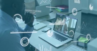 Afro-Amerikan bir adama karşı veri işleme animasyonunun ofiste dizüstü bilgisayarla görüntülü konuşması. Bilgisayar arayüzü ve iş veri teknolojisi kavramı