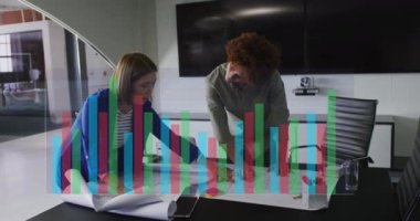 İstatistiksel veri işleme animasyonu. Ofisteki bir plan üzerinde tartışan kadın ve erkek arasında. Bilgisayar arayüzü ve iş veri teknolojisi kavramı