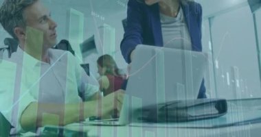 Kafkasyalı meslektaşlar üzerinde bilgi arayüzü animasyonu, laptopun ofisteki raporunu analiz ediyor. Dijital bileşim, iş dünyası, rapor, ilerleme, takım çalışması, planlama, fikirler ve teknoloji.