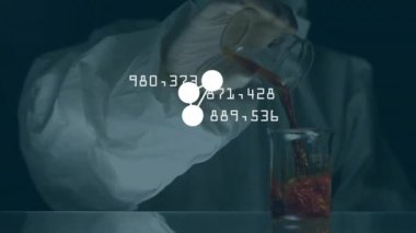 Laboratuvardaki bilim adamının veri işleme animasyonu. Küresel tıp, bilim, bilgisayar ve veri işleme kavramı dijital olarak oluşturulmuş video.