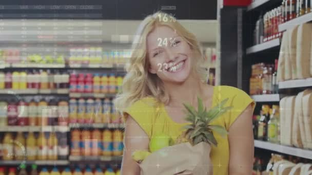 食料品店で買い物をする白人女性を超えた金融データ処理のアニメーション グローバルビジネス コネクション コンピューティング データ処理コンセプトデジタル生成ビデオ — ストック動画