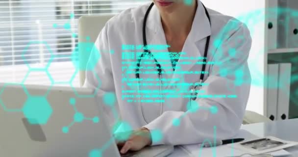 Hastanede Gülümseyen Dizüstü Bilgisayar Kullanan Beyaz Bir Kadın Doktor Üzerinde — Stok video