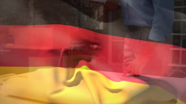 Animação Bandeira Alemanha Sobre Engenheiro Biracial Olhando Para Plano Chão — Vídeo de Stock