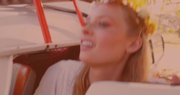 Счастливая Белая Женщина Выходит Машины Наслаждается Видом Концепция Путешествий Отпусков — стоковое видео