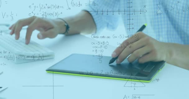数学の方程式と図のアニメーション コンピュータとグラフィックタブレットを使用して慎重な男 デジタル複合 複数の露出 ソリューション テクノロジーコンセプト — ストック動画