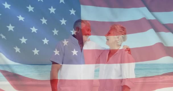 Animazione Bandiera Stati Uniti Sopra Coppia Più Anziana Caucasica Spiaggia — Video Stock
