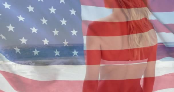 Animazione Bandiera Stati Uniti Sopra Donna Caucasica Spiaggia Estate Usa — Video Stock