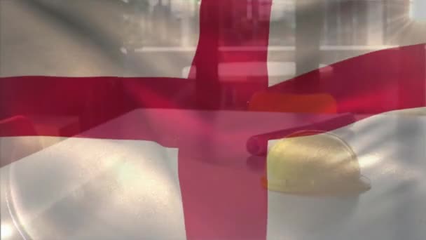 Анимация Английского Флага Маячащего Над Желтым Шлемом Планом Пола Столе — стоковое видео