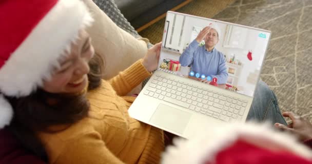 Счастливая Разноплановая Пара Старший Отец Имеют Рождественский Ноутбук Видеозвонок Замедленная — стоковое видео