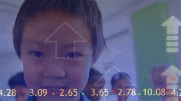교실에 아시아 미소를 화살표와 보드의 애니메이션 디지털 유년기 — 비디오
