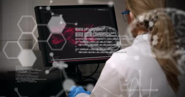 在实验室对高加索女科学家的科学数据处理进行动画化 全球研究 计算机和数据处理概念 — 图库视频影像
