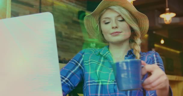 安全锁图标动画反对在咖啡馆里戴帽子喝咖啡的高加索女人 网络安全和商业技术概念 — 图库视频影像