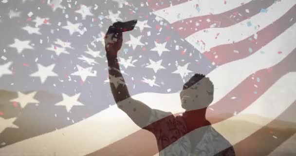 Animação Acenar Com Bandeira Dos Eua Confetes Cair Sobre Homem — Vídeo de Stock