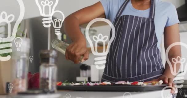 Изображение Лампочки Над Женщиной Готовившей Еду Кухне Глобальные Вычисления Соединения — стоковое видео
