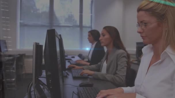 Анимизация Компьютерного Языка Линз Вспыхивает Над Разными Женщинами Работающими Компьютером — стоковое видео