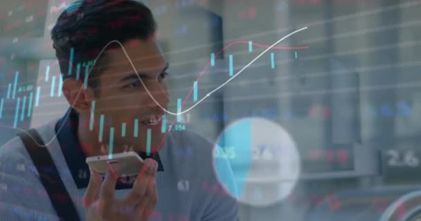 アウトドアでスマートフォンで会話する上での株式市場データ処理のアニメーション グローバル経済とビジネスデータ技術コンセプト — ストック動画
