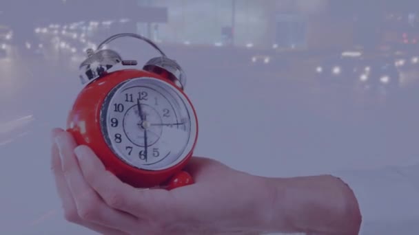 Animación Mano Sosteniendo Reloj Despertador Marcando Sobre Fondo Ciudad Negocios — Vídeos de Stock