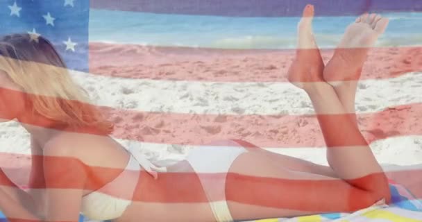 Animazione Della Bandiera Americana Sulla Donna Caucasica Che Rilassa Sulla — Video Stock