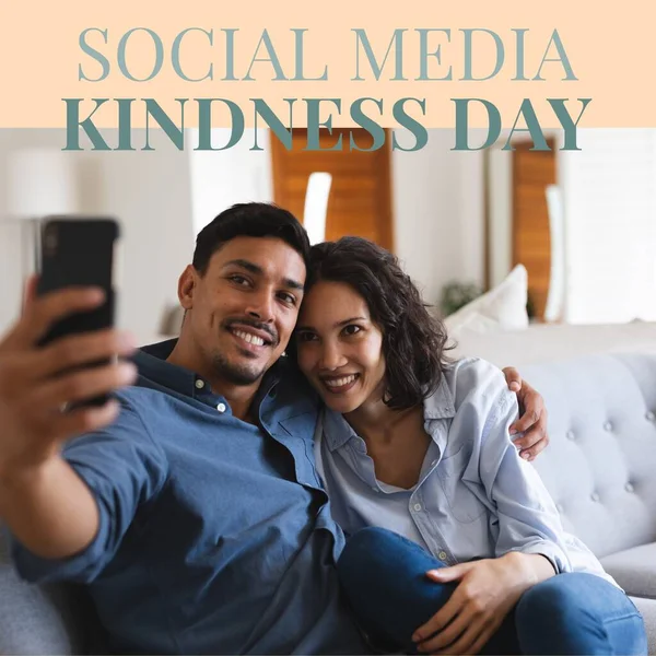ソーシャルメディアの優しさの日テキストと自宅でソファーでセルフィーを取る社会的な若いカップルの複合 一緒に スマートフォン テクノロジー オンラインコミュニティ サポート プロモーション グローバルコミュニケーション — ストック写真