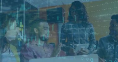 Ticaret kurulunun animasyonu, çemberleri yüklemek, çeşitli iş arkadaşlarının tartışması ve el ele tutuşması. Dijital bileşik, çoklu pozlama, rapor, iş dünyası, takım çalışması ve borsa konsepti.