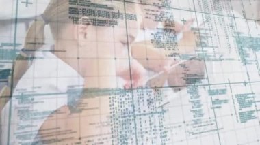 Okulda dijital tablet kullanan beyaz bir çocuğa karşı şebeke üzerinden veri işleme animasyonu. Okul ve eğitim teknolojisi kavramı