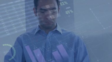 Ofiste dijital tablet kullanan beyaz bir adam hakkında istatistiksel veri işleme animasyonu. Bilgisayar arayüzü ve iş veri teknolojisi kavramı