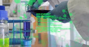 Laboratuvardaki erkek bilim adamı üzerinde bilimsel veri işleme animasyonu. Küresel araştırma, tıp, bilim, hesaplama ve veri işleme kavramı dijital olarak oluşturulmuş video.