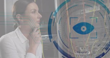 Sunucu odasında çalışan düşünceli beyaz kadın mühendis üzerinden retina göz tarayıcısının animasyonu. Siber güvenlik ve iş veri depolama teknolojisi kavramı
