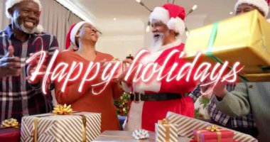 Noel 'de çeşitli kıdemli arkadaşlarla Noel Baba ve hediyeler üzerine Mutlu Noeller mesajı. Noel, kutlama ve gelenek konsepti dijital olarak oluşturulmuş video.