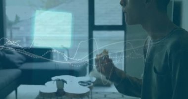 Evde yemek yiyen düşünceli, melez bir adamın grafiklerinin ve karelerinin animasyonu. Dijital bileşik, çoklu pozlama, rapor, iş, soyut ve gıda kavramı.