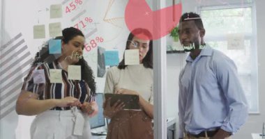 Çeşitli meslektaşlar üzerine bilgi arayüzü animasyonu. Yapışkan notlar üzerine beyin fırtınası yapan fikirler. Dijital bileşim, iş dünyası, rapor, ilerleme, takım çalışması, tartışma, tablet, teknoloji, ofis.