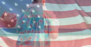 Amerika bayrağının yaz aylarında plajdaki Kafkas ihtiyarlar üzerinde canlandırılması. Usa, Amerikan vatanseverliği, ulusal bayrak ve yaşam tarzı konsepti dijital olarak oluşturulmuş video.