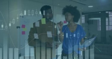 Yapışkan notlar üzerinde tartışan bilgi arayüzü ve Afrikalı Amerikalı meslektaşların animasyonu. Dijital bileşim, iş dünyası, rapor, ilerleme, takım çalışması, planlama, beyin fırtınası, fikirler, ofis.