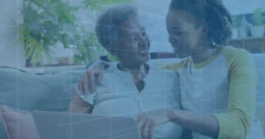 Grafikler, numaralar, çeşitli büyükanneler ve torunların dizüstü bilgisayarda videoları izlemesi. Dijital bileşim, rapor, iş, büyüme, birliktelik ve teknoloji kavramı.