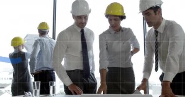 Ofis planları olan çeşitli mimarlar üzerinde finansal veri işleme animasyonu. Küresel mimari, işletme, finans, hesaplama ve veri işleme kavramı dijital olarak oluşturulmuş video.