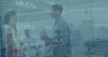 Grafiklerin animasyonu ve çeşitli iş arkadaşlarının tartışıp el sıkışması üzerine değişen numaralar. Dijital bileşik, çoklu pozlama, rapor, iş dünyası, takım çalışması ve borsa konsepti.