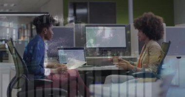 Çeşitli kadın iş arkadaşlarının bilgisayarda raporları tartışırken birden fazla grafiğin animasyonu. Dijital bileşik, çoklu pozlama, iş, planlama, takım çalışması ve teknoloji kavramı.