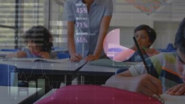 Çeşitli öğretmenlerin sınıflarda öğretmenlik yapması üzerine çok renkli bilgi arayüzü animasyonu. Dijital bileşik, çoklu pozlama, rapor, iş dünyası, küresel, okul ve çocukluk kavramı.