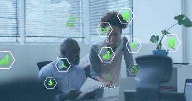 Çeşitli iş arkadaşlarının raporları tartışması üzerine simgelerin ve bilgisayar dilinin animasyonu. Dijital bileşik, çoklu maruz kalma, kirlilik, bilgisayar dili, planlama, takım çalışması, kodlama ve teknoloji.