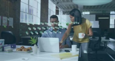 Klavyedeki aydınlatıcı şablonun animasyonu, çeşitli iş arkadaşlarının ofiste tartıştığı numaralar. Dijital bileşik, çoklu pozlama, iş, planlama, takım çalışması ve teknoloji kavramı.