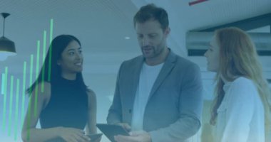 Çok renkli grafiklerin ayakta duran ve ofiste tartışan çeşitli iş arkadaşlarıyla animasyonu. Dijital bileşik, çoklu pozlama, rapor, iş, planlama, takım çalışması ve teknoloji kavramı.