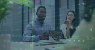 Çeşitli iş arkadaşlarının el sıkışması ve tartışması üzerine çok renkli bilgi arayüzü animasyonu. Dijital bileşik, borsa, iş, planlama, takım çalışması ve teknoloji kavramı.