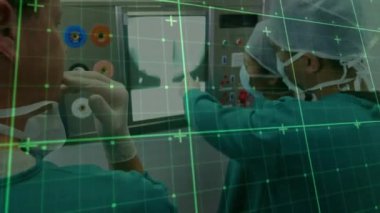 Hastanedeki çeşitli cerrahlar üzerinde veri işleme animasyonu. Küresel tıp, sağlık hizmetleri, bilgisayar ve veri işleme kavramı dijital olarak oluşturulmuş video.