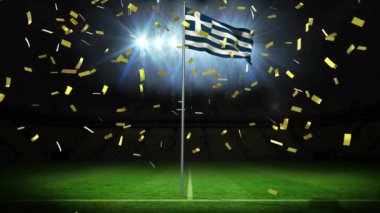 Stadyumda ışıklara karşı direkte sallanan Yunan bayrağının üzerine düşen konfeti animasyonu. Dijital kompozit, çoklu pozlama, spor, özgürlük, hükümet, kutlama ve vatanseverlik kavramı.